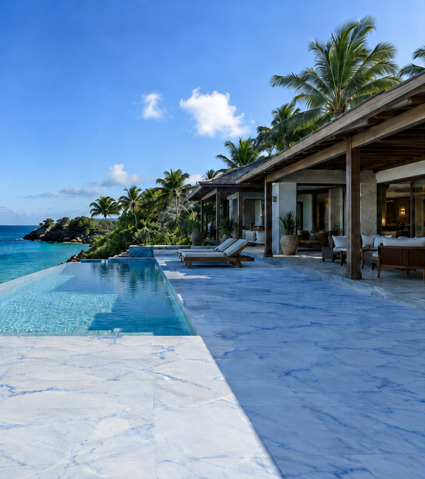 Piscine à débordement surplombant une crique turquoise — vue de jour, terrasse en marbre veiné