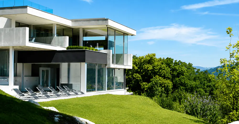 Villa contemporaine blanche à flanc de coteau à Annecy — visuel Invest Prestige