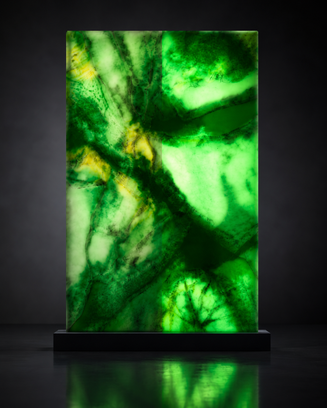 Pierre lumineuse coloris Jade — à gauche vue de jour, à droite luminescence vert vif rétroéclairée