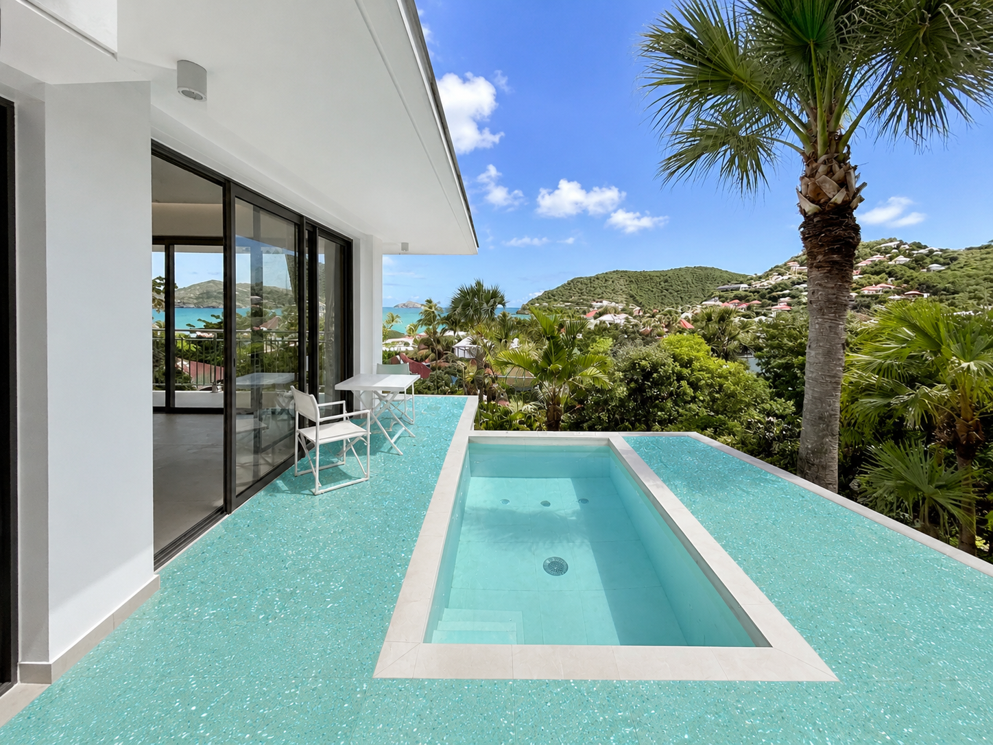 Bassin en toit-terrasse avec deck en terrazzo turquoise — vue de jour